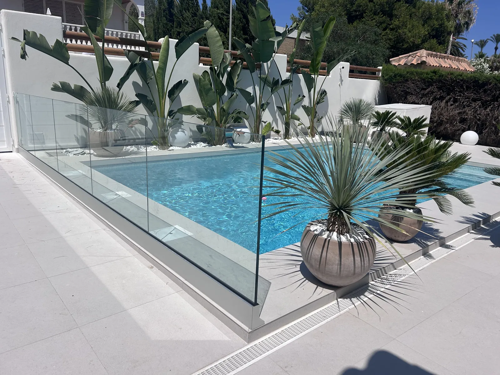 Piscine avec garde-corps en verre et terrasse à La Zenia — Creator Company