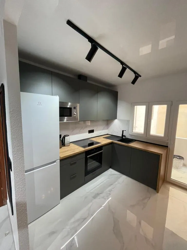 Appartement rénové à Torrevieja avec cuisine et sols neufs — Creator Company
