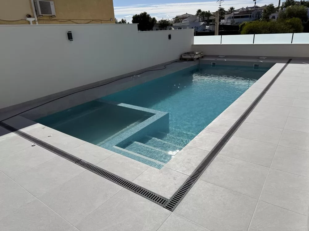 9×3 m pool with porcelain terrace and drainage channel built by Creator Company in Villamartín